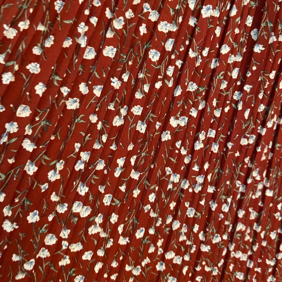 Pleated Floral Red Midi Skirt - Picture 3 of 3